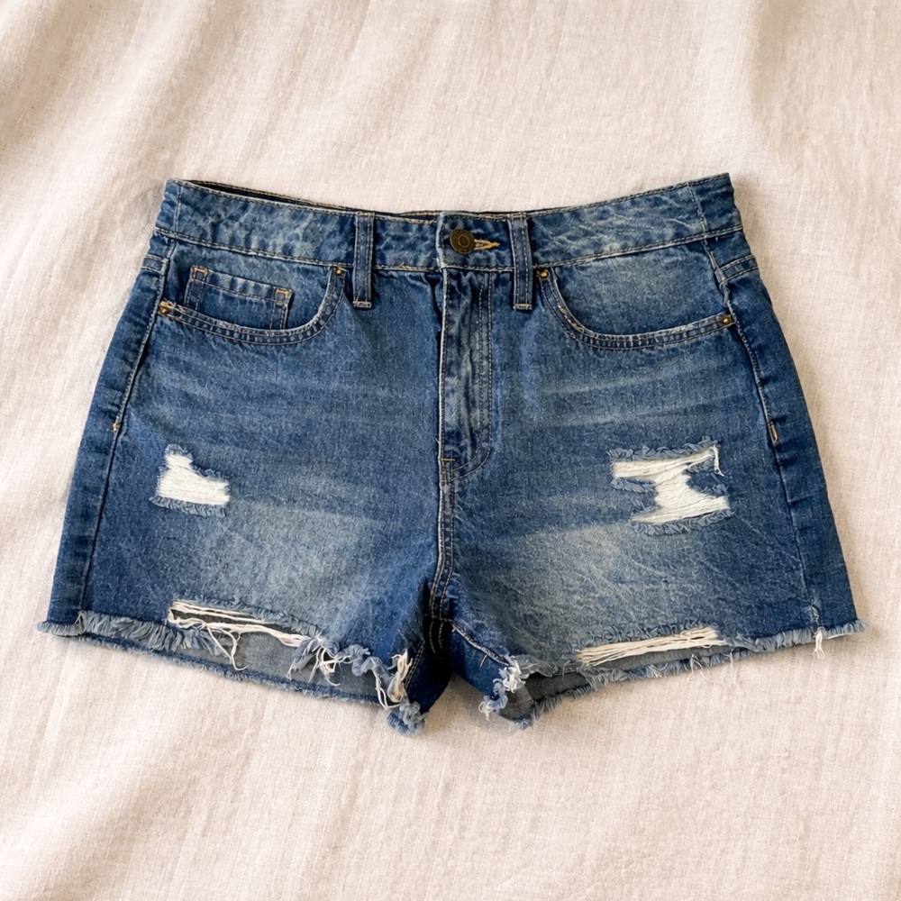 ✨ YMI High-Rise Distressed Denim Shorts w Raw Hem Size 9